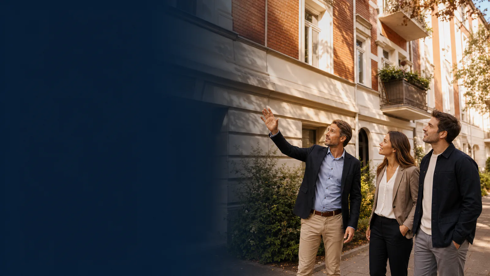 Immobilienberatung mit Lageplan und Objektunterlagen